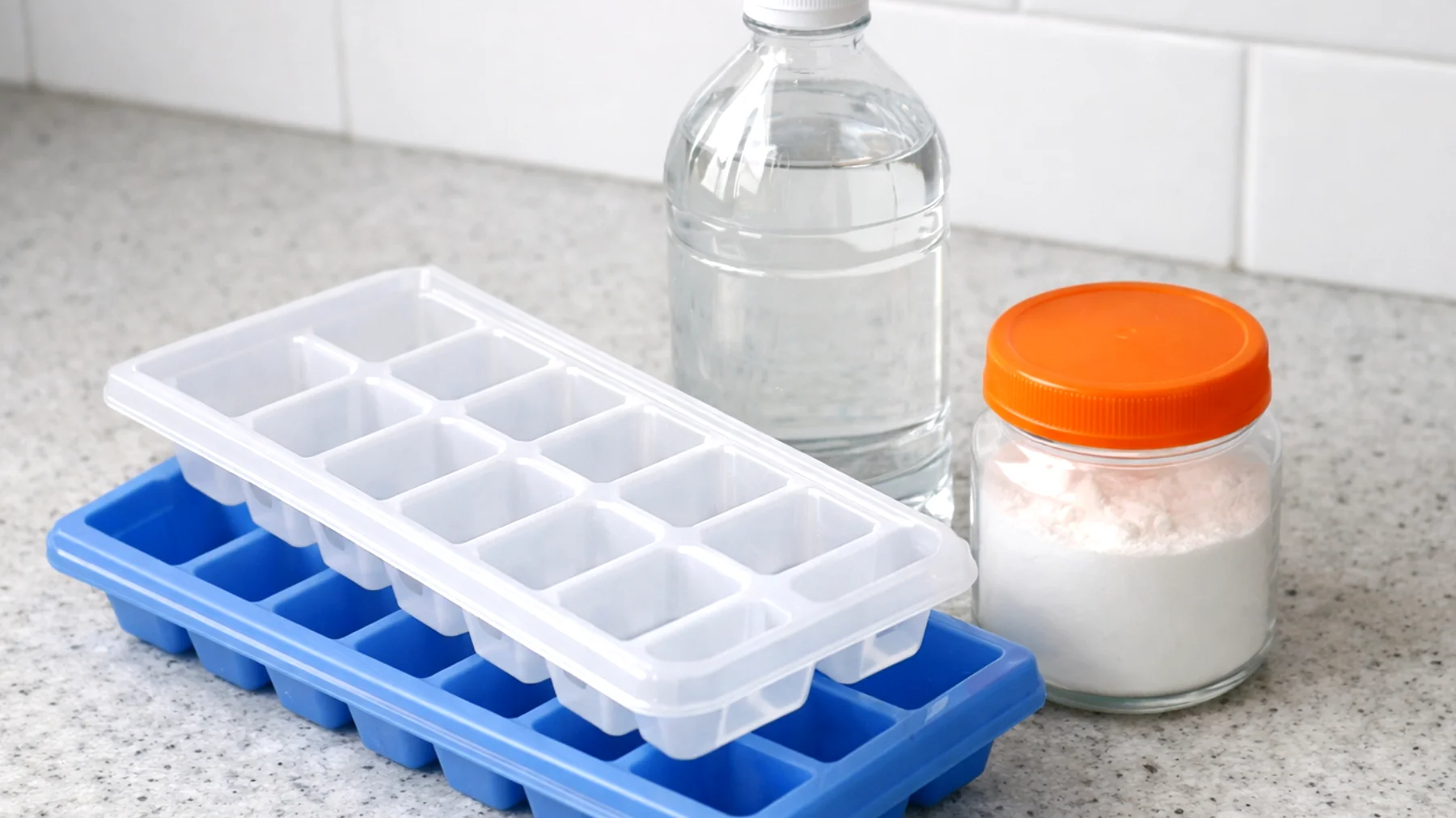 Foremki do lodu: jak je prawidłowo dezynfekować bez użycia środków chemicznych, aby były zawsze higieniczne i gotowe do użycia"